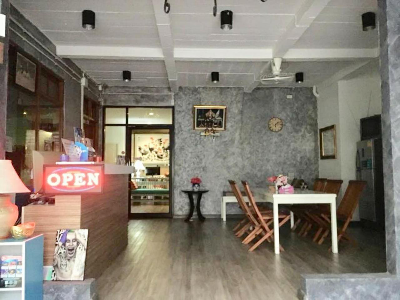 First 1 Boutique Hostel At Sukhumvit 1 Banguecoque Exterior foto