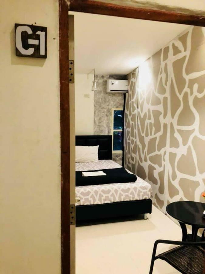 First 1 Boutique Hostel At Sukhumvit 1 Banguecoque Exterior foto